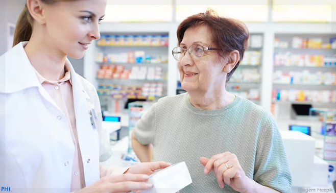 Farmácias adaptam lojas e mix de produtos para atender público 50+