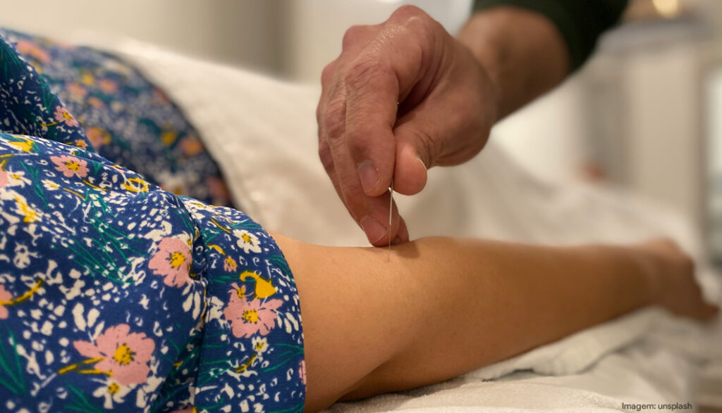 CFF atualiza regras e reforça atuação de farmacêuticos em acupuntura